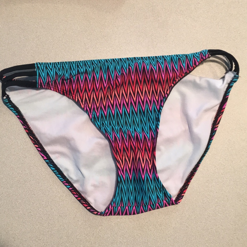 Colorful bikini - Picture 3 of 7
